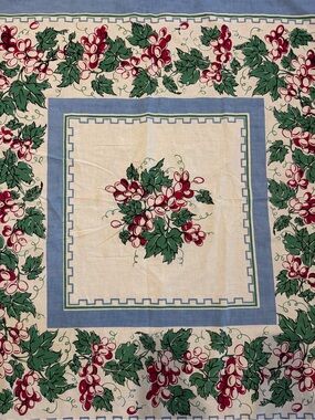 Vintage 1940’s-1950’s Cotton Linen Tablecloth with Grapes 28.5“ X 29.5“